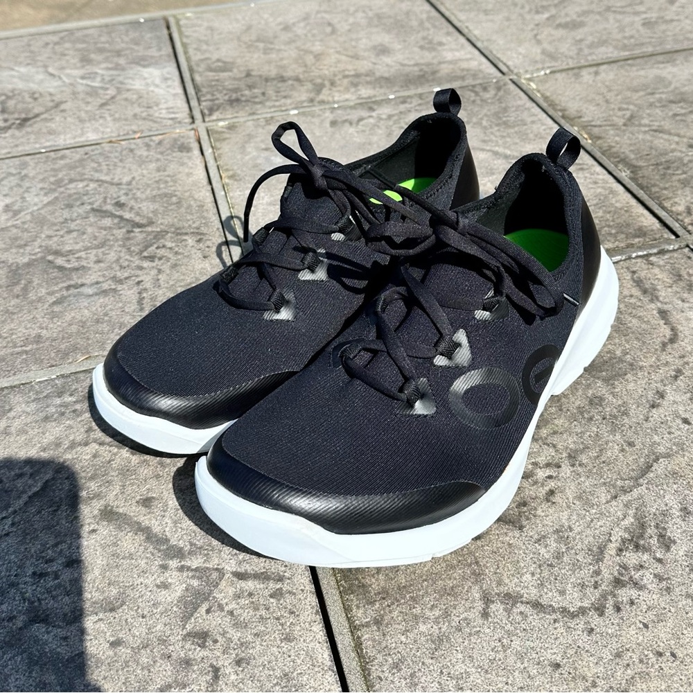 Men’s Oofos OOMG Sport LS Low. Size 11.5. Black & white recovery shoes.